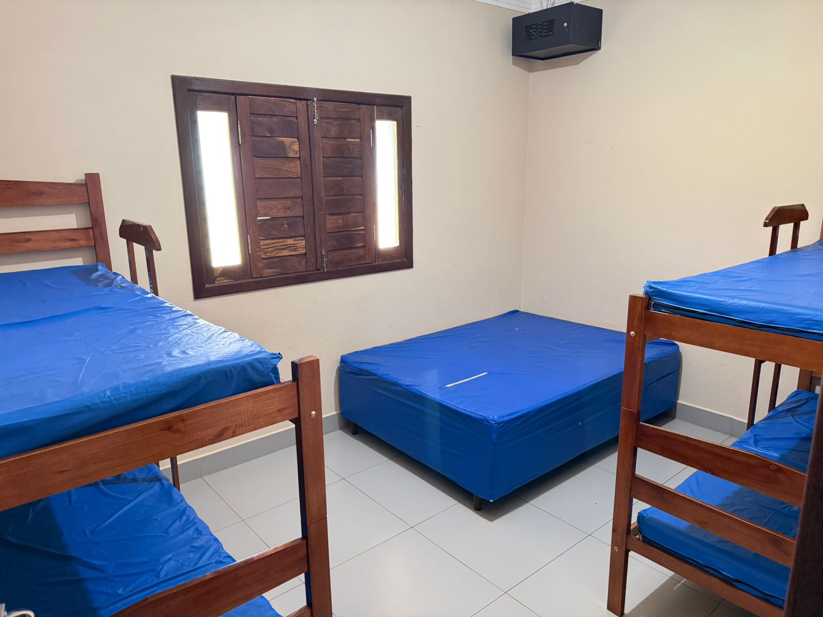 Quarto com beliches e camas