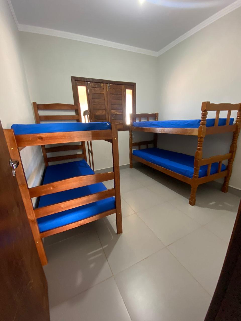 Quarto com beliches de madeira